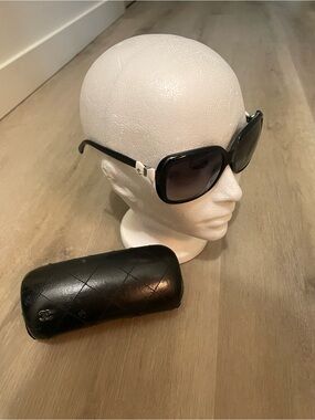 Beautiful CHANEL Black Sunglasses with Gradient Lenses